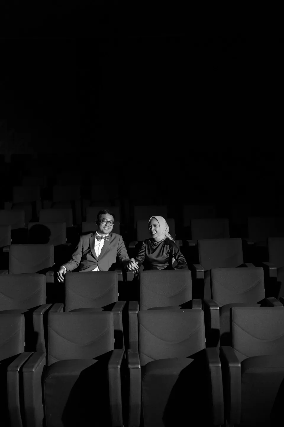 Nadhira dan Renusa duduk di kursi bioskop kosong